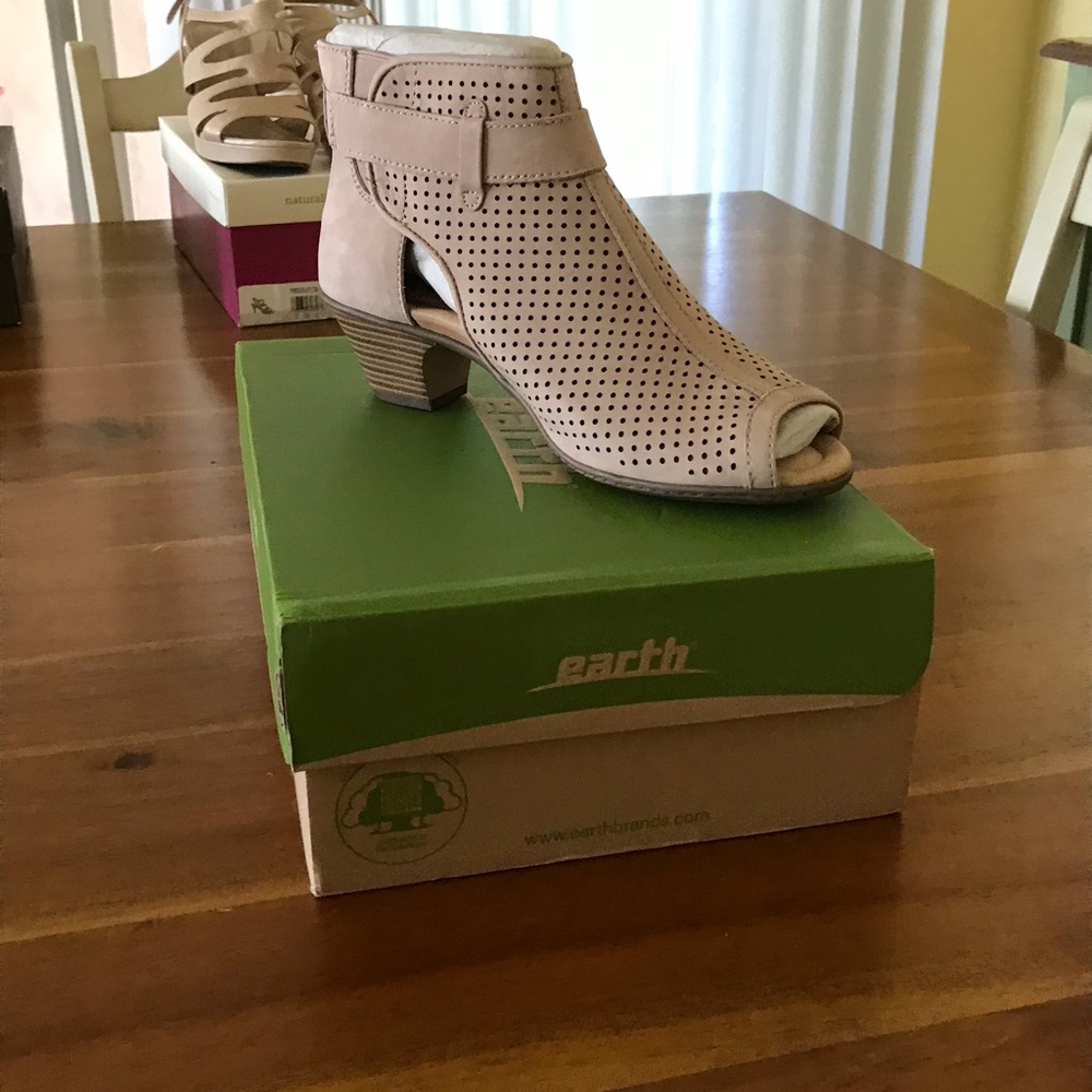 Earth booties new never worn blush